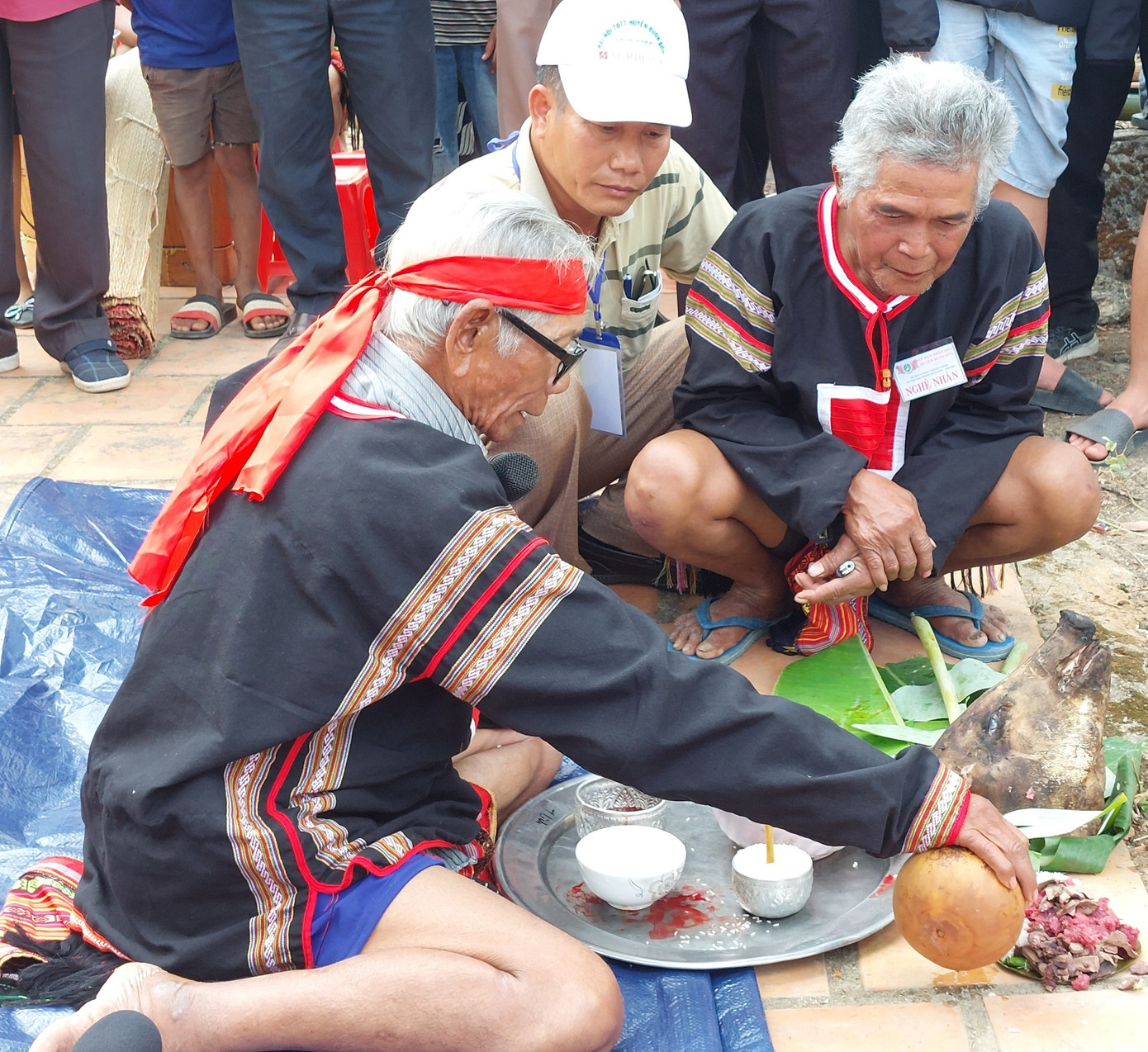 Tại lễ cúng bến nước, thầy cúng thực hiện lần lượt từng nghi thức theo truyền thống