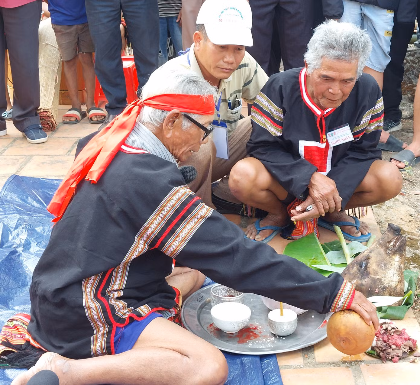 Tại lễ cúng bến nước, thầy cúng thực hiện lần lượt từng nghi thức theo truyền thống