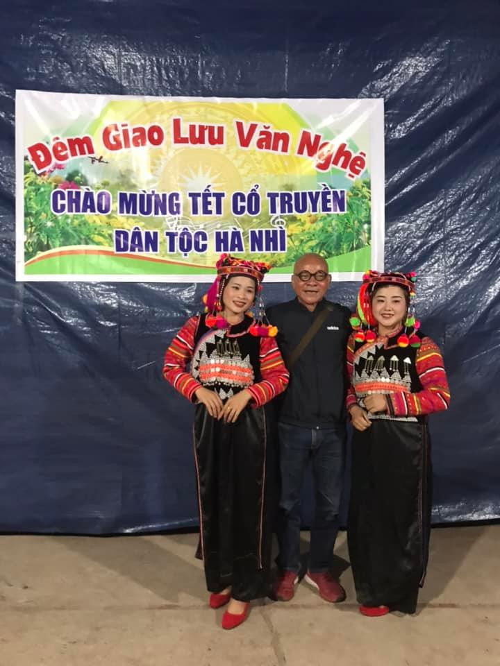 Nhà văn Phạm Ngọc Tiến (giữa) Nhà văn Phạm Ngọc Tiến (giữa)