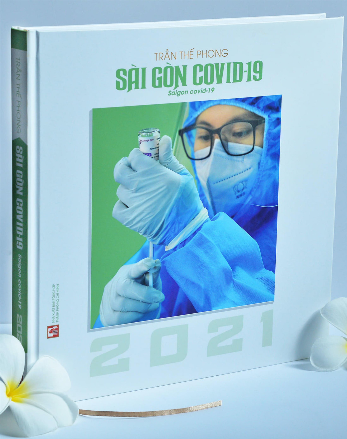 Cuốn sách ảnh Sài Gòn COVID-19 năm 2021 Cuốn sách ảnh Sài Gòn COVID-19 năm 2021