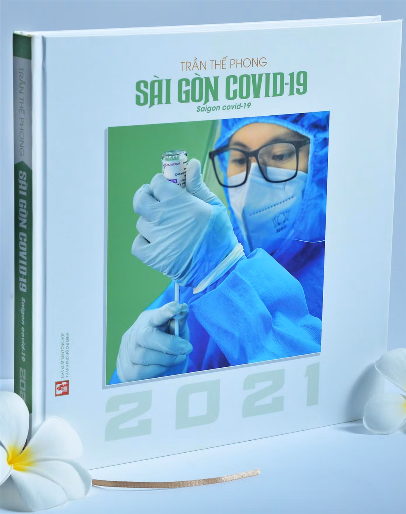 Cuốn sách ảnh Sài Gòn COVID-19 năm 2021