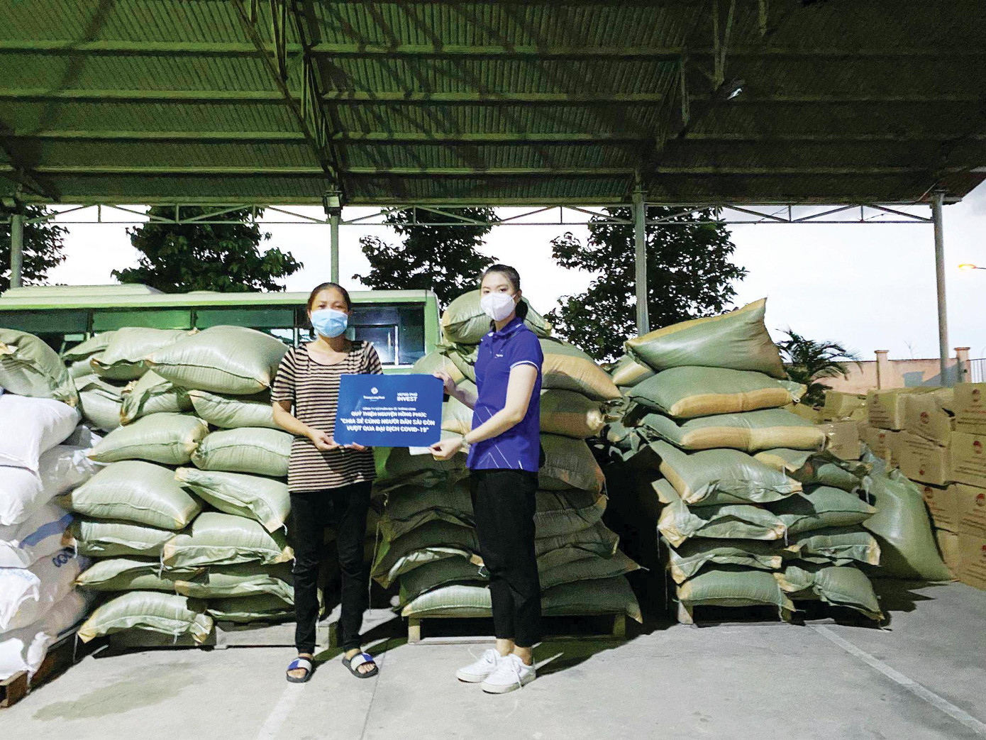 Các thành viên của Quỹ thiện nguyện Hồng Phúc mang những phần quà hỗ trợ cho cho người dân có hoàn cảnh khó khăn tại Tp. Thủ Đức