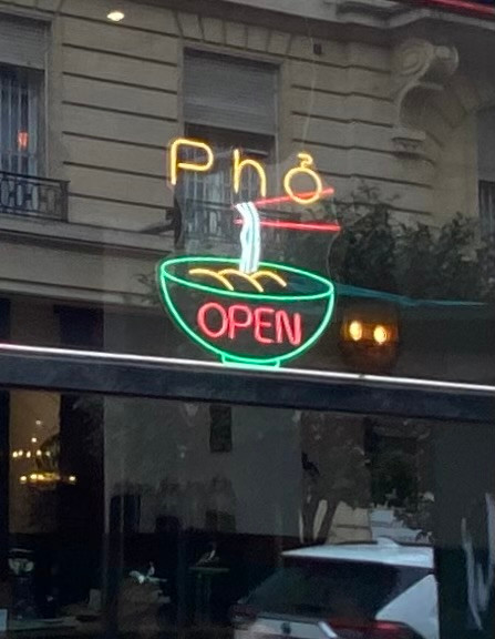 Hình bát phở tạo bằng đèn màu trên cửa kính của quán phở