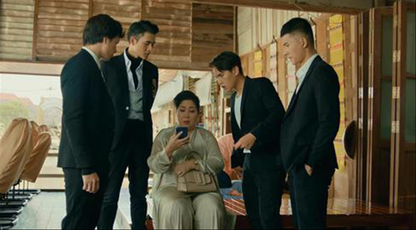 Bà vú và dàn vệ sĩ vô tích sự