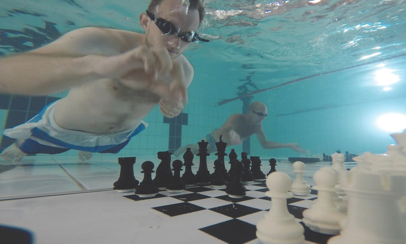Môn cờ vua yêu cầu thí sinh phải lặn xuống nước