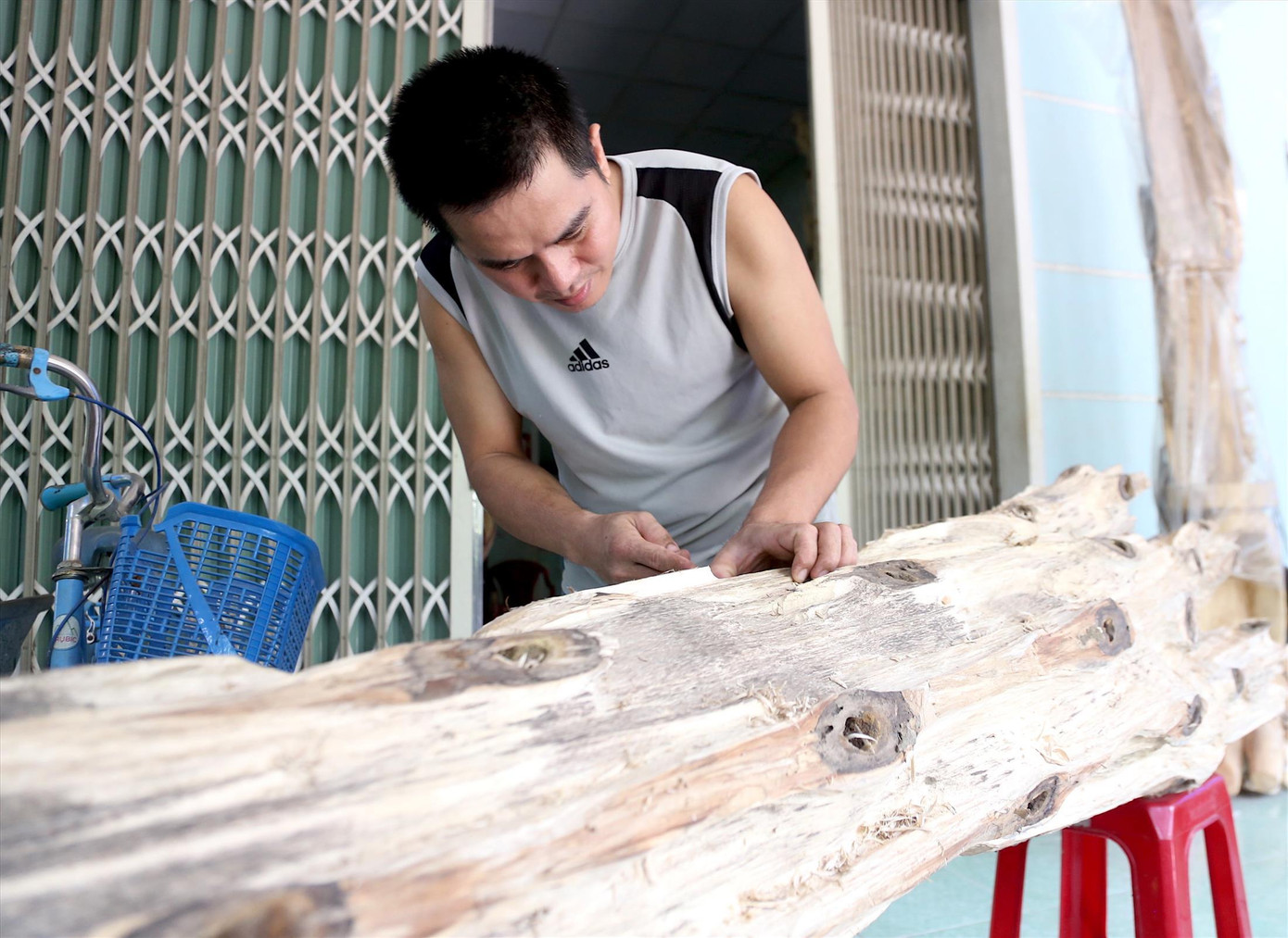 Người thợ xoi trầm trải qua nhiều công đoạn công phu, tỉ mỉ.