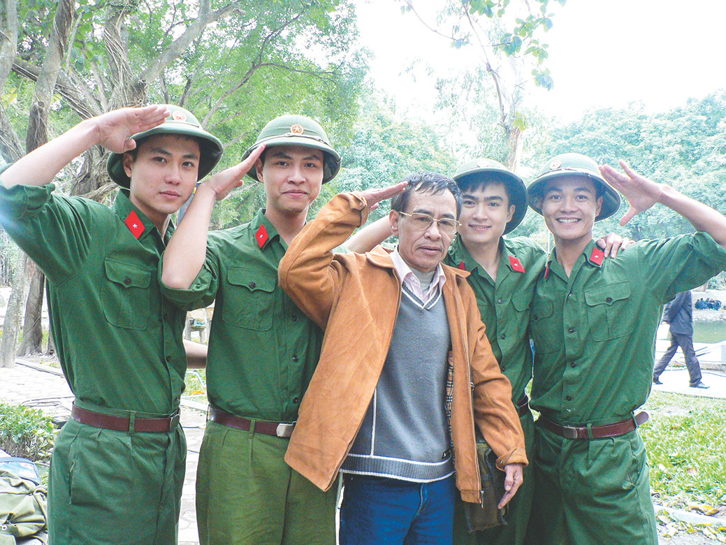 Hoàng, Thành, Thăng, Long và nhà thơ Hoàng Nhuận Cầm.