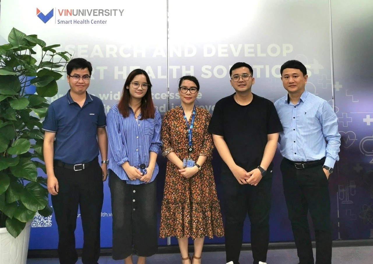 TS Phạm Huy Hiệu, Trường ĐH VinUni (ngoài cùng bên trái), cùng các cộng sự