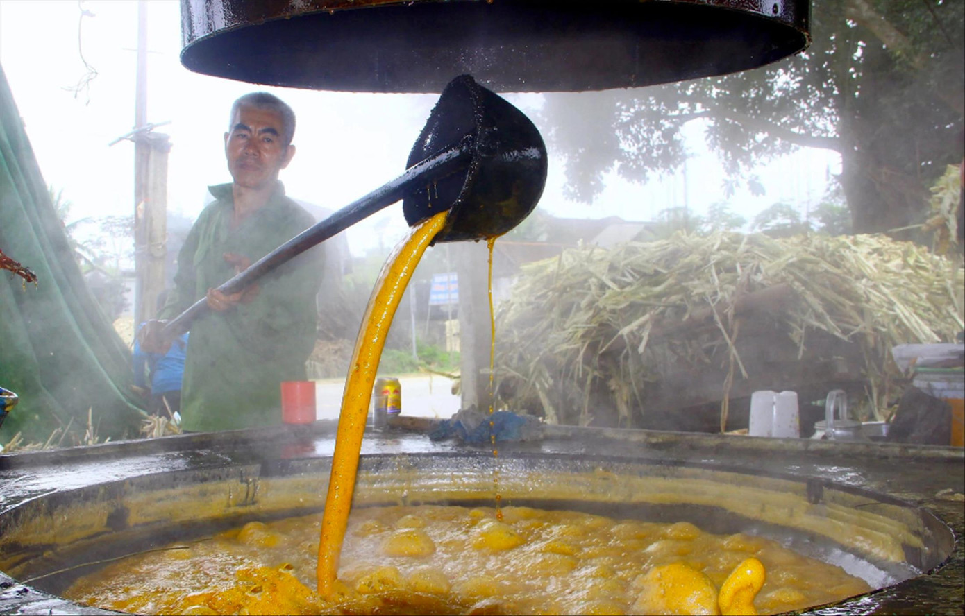 Người nấu mật mía phải đứng canh bên nồi trong nhiều giờ liền, liên tục đảo đều tay.