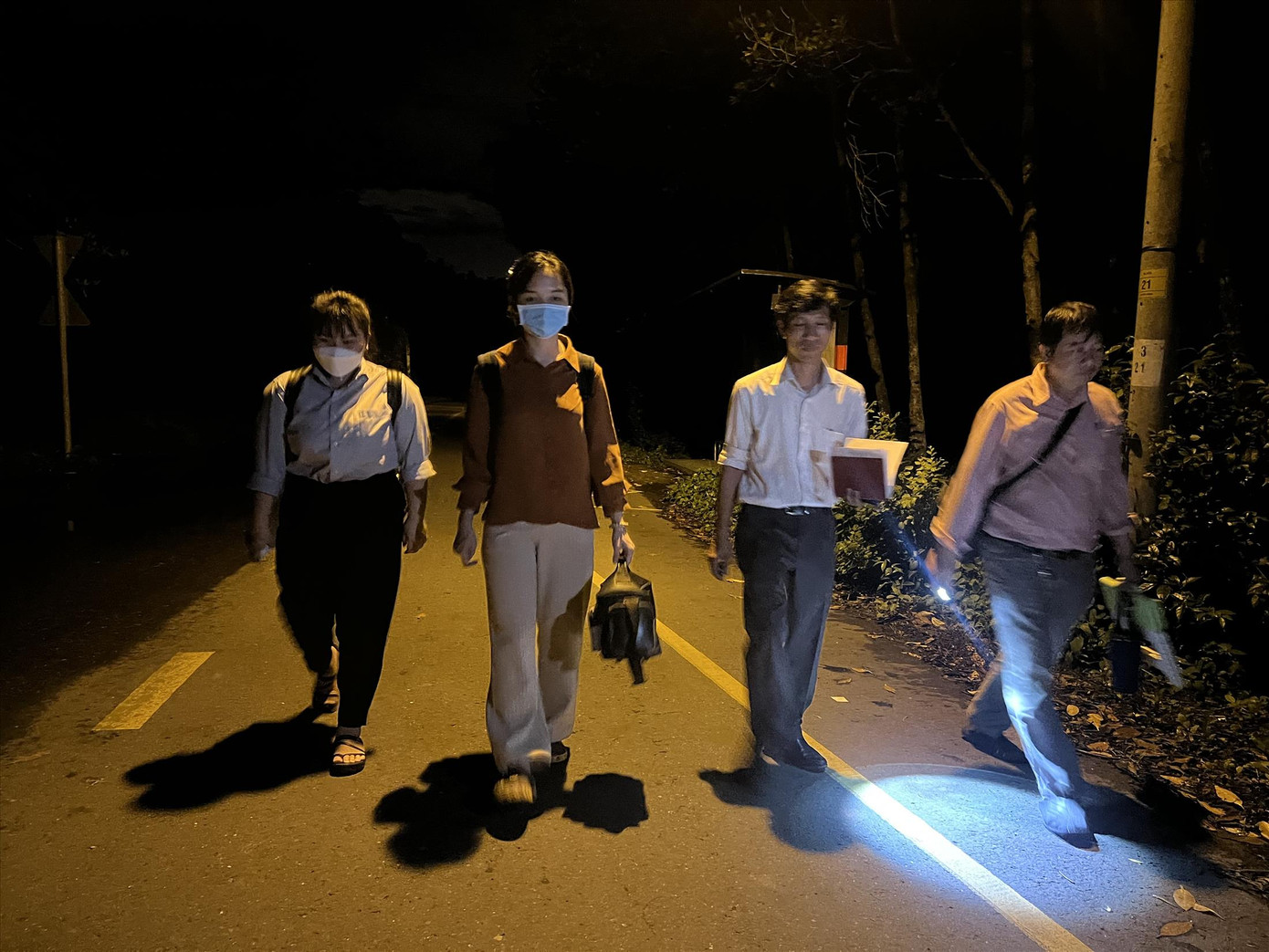 Các nhân viên y tế HCDC vào bìa rừng ở huyện Cần Giờ lúc 22 giờ để “câu muỗi”