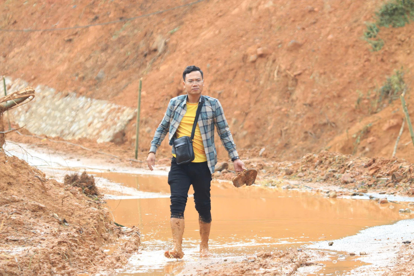 Phóng viên Cảnh Huệ lội bùn tác nghiệp tại hiện trường vụ sạt lở. Phóng viên Cảnh Huệ lội bùn tác nghiệp tại hiện trường vụ sạt lở.