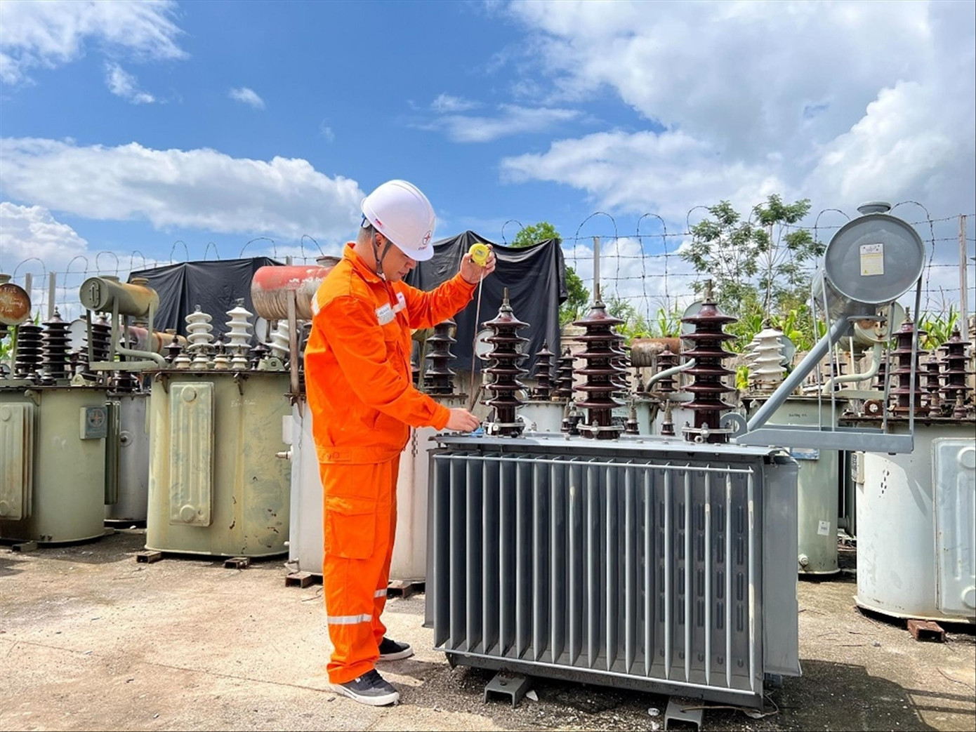 EVN lên kế hoạch huy động mọi nguồn lực đảm bảo cấp điện mùa nắng nóng. Ảnh: Nguyễn Bằng