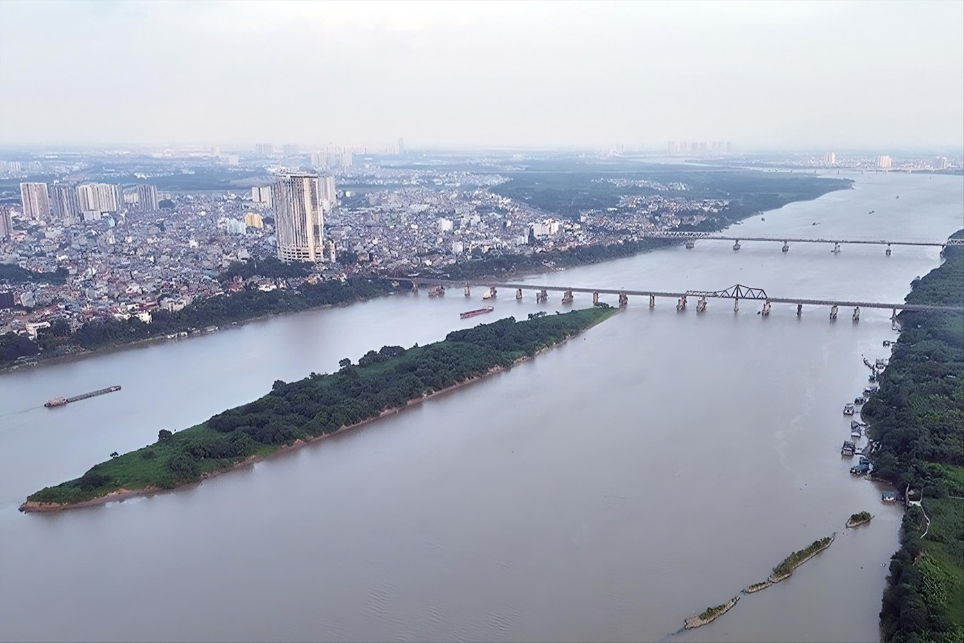 Bãi nổi giữa sông Hồng được kỳ vọng trở thành công viên văn hóa đa chức năng. Ảnh: HOÀNG MẠNH THẮNG