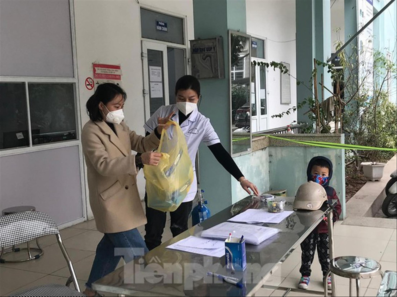 Cháu bé đi làm cùng mẹ tại một trạm y tế phường ở quận Hoàng Mai (Hà Nội)