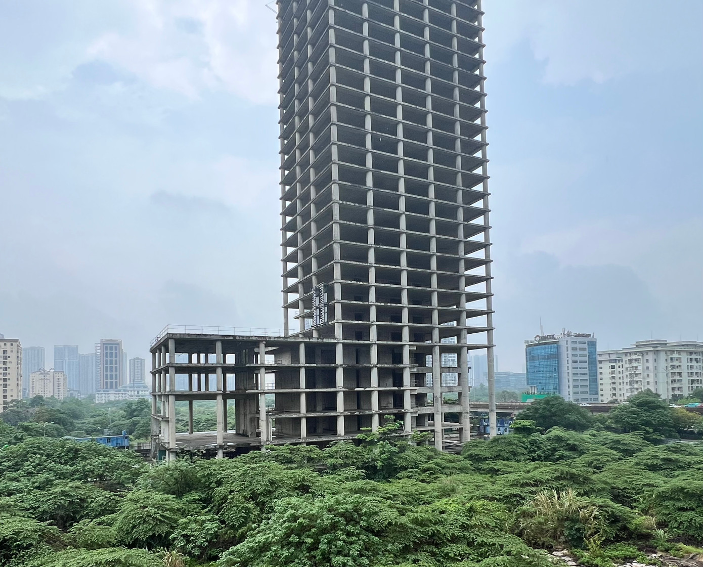 Trung tâm Điều hành và Giao dịch của Tổng Công ty Xi măng VN (Vicem) 31 tầng tại Cầu Giấy-Hà Nội bỏ hoang gây lãng phí lớn.