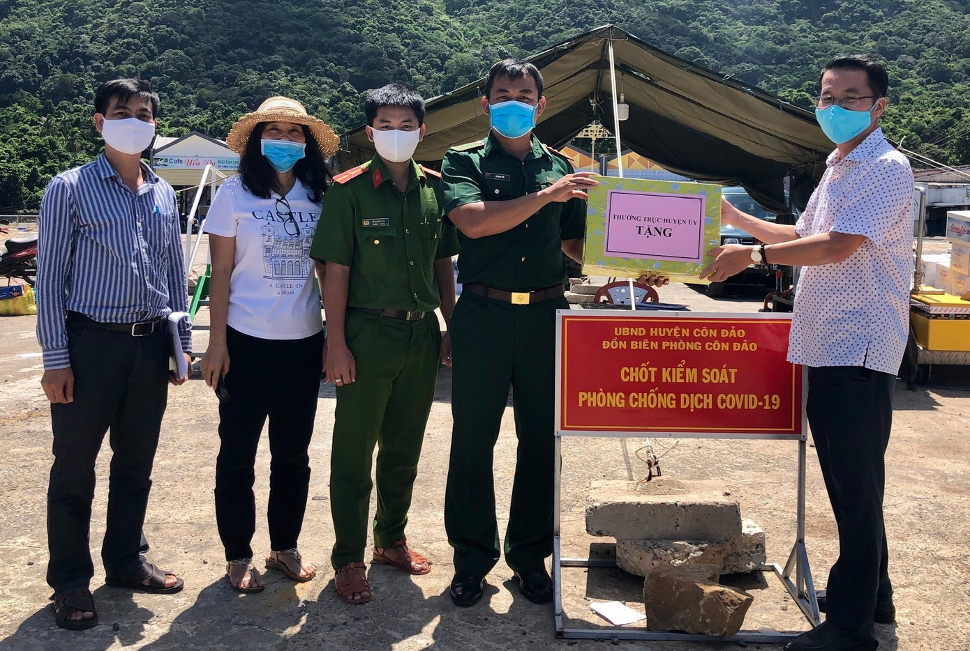 Ông Phan Thanh Biên (bìa phải) trong một lần đi trao quà cho lực lượng y bác sỹ chống dịch tại Côn Đảo Ảnh: NVCC