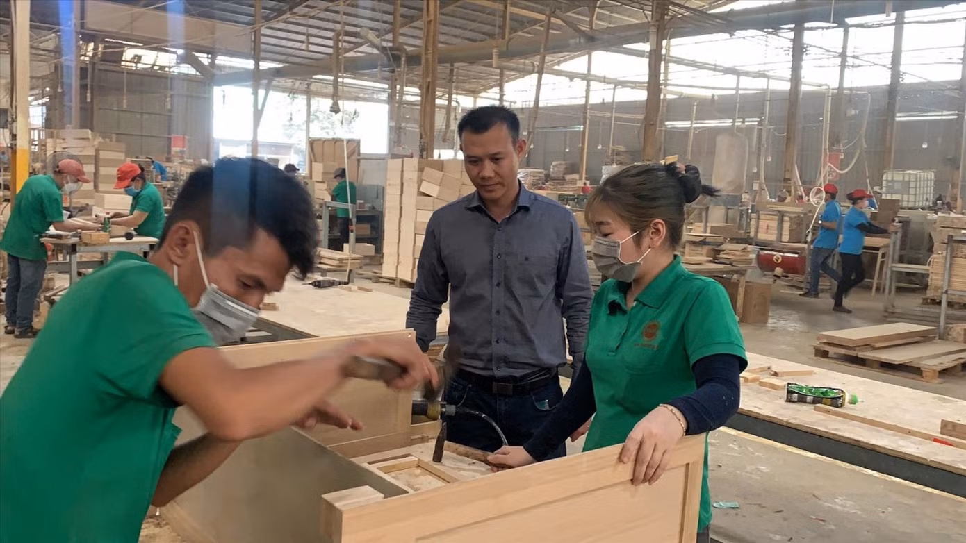 Doanh nghiệp sản xuất gỗ gặp khó vì thiếu nguyên liệu, chi phí giá thành đầu vào tăng cao Ảnh: UP