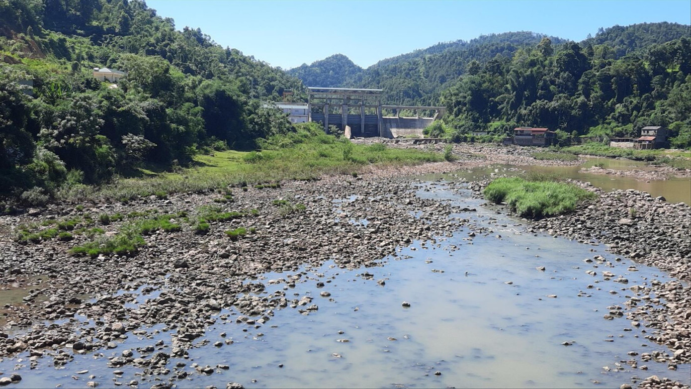 Dòng sông Kỳ Cùng trơ đáy mỗi khi thủy điện Khánh Khê tích nước. Ảnh: Duy Chiến