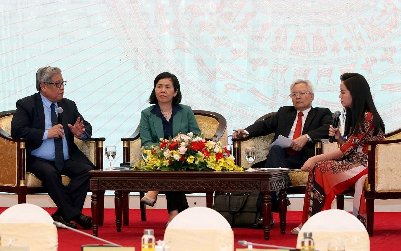 Các đại biểu thảo luận tại đầu cầu Hà Nội