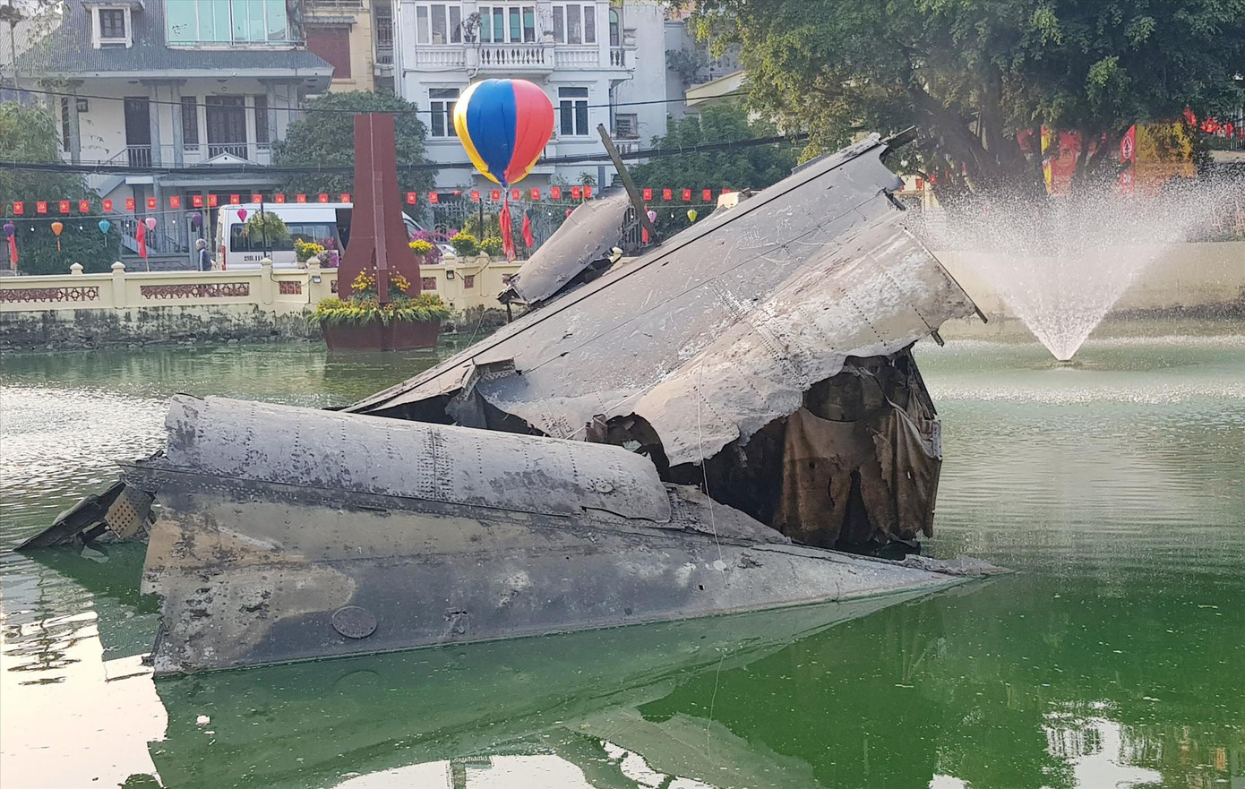 Xác máy bay B-52 rơi tại hồ Hữu Tiệp, nay trở thành một di tích lịch sử. Ảnh: KIẾN NGHĨA