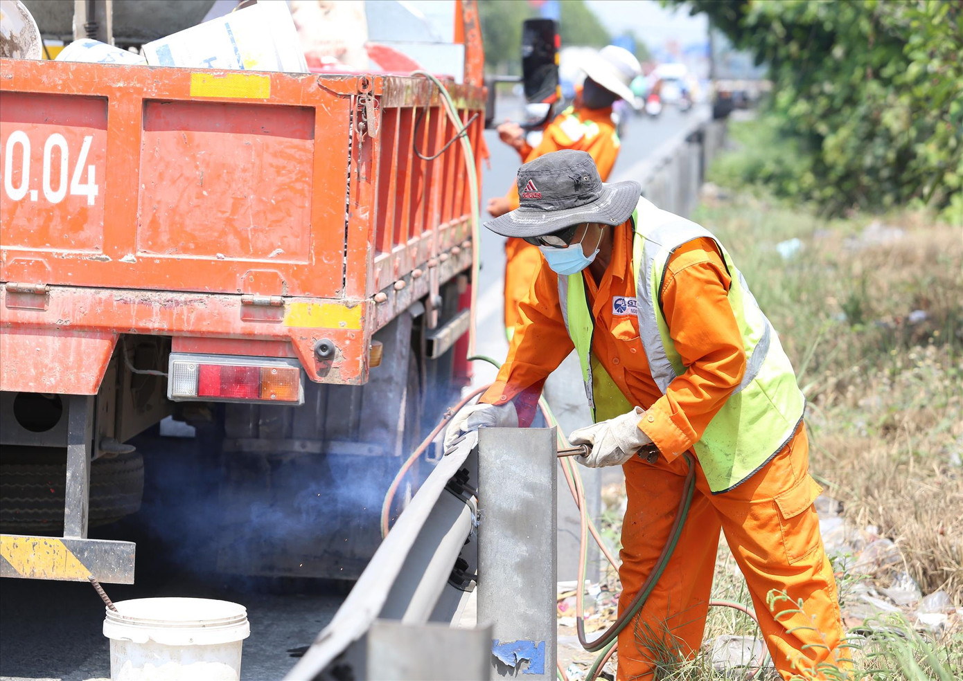 Công nhân thay thế cấu kiện thuộc hành lang kỹ thuật trên Quốc lộ 1, đoạn qua TP. Thủ Đức, TPHCM nhằm đảm bảo an toàn cho người tham gia giao thông Ảnh: NGÔ TÙNG