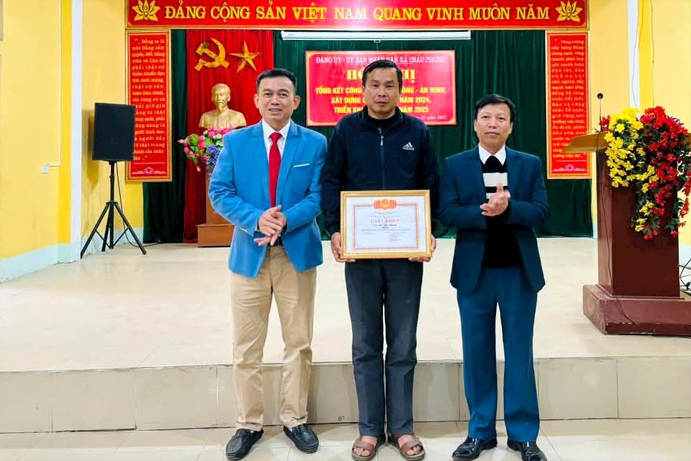 Ông Hà Văn Thanh được UBND xã Châu Phong tuyên dương, khen thưởng trong công tác cứu hộ, cứu nạn