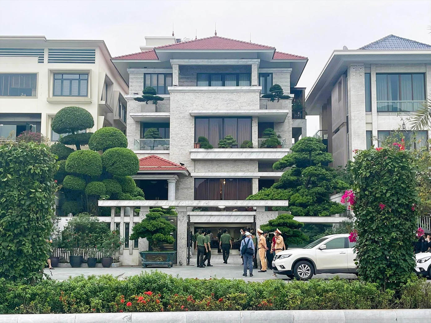 Lực lượng chức năng khám xét nhà ông Phạm Hồng Hà tại căn biệt thự tại số 338, đường bao biển Trần Quốc Nghiễn, TP Hạ Long. Ảnh: Hoàng Dương Lực lượng chức năng khám xét nhà ông Phạm Hồng Hà tại căn biệt thự tại số 338, đường bao biển Trần Quốc Nghiễn, TP Hạ Long. Ảnh: Hoàng Dương