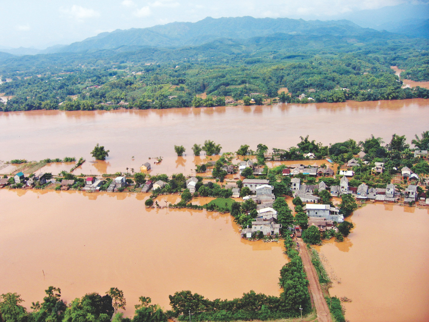 Lũ tràn bờ sông Hồng, nhiều xóm làng tại Yên Bái bị cô lập (chụp từ trực thăng cứu trợ ngày 11/8/2008). Ảnh: Nguyễn Tuấn Lũ tràn bờ sông Hồng, nhiều xóm làng tại Yên Bái bị cô lập (chụp từ trực thăng cứu trợ ngày 11/8/2008). Ảnh: Nguyễn Tuấn