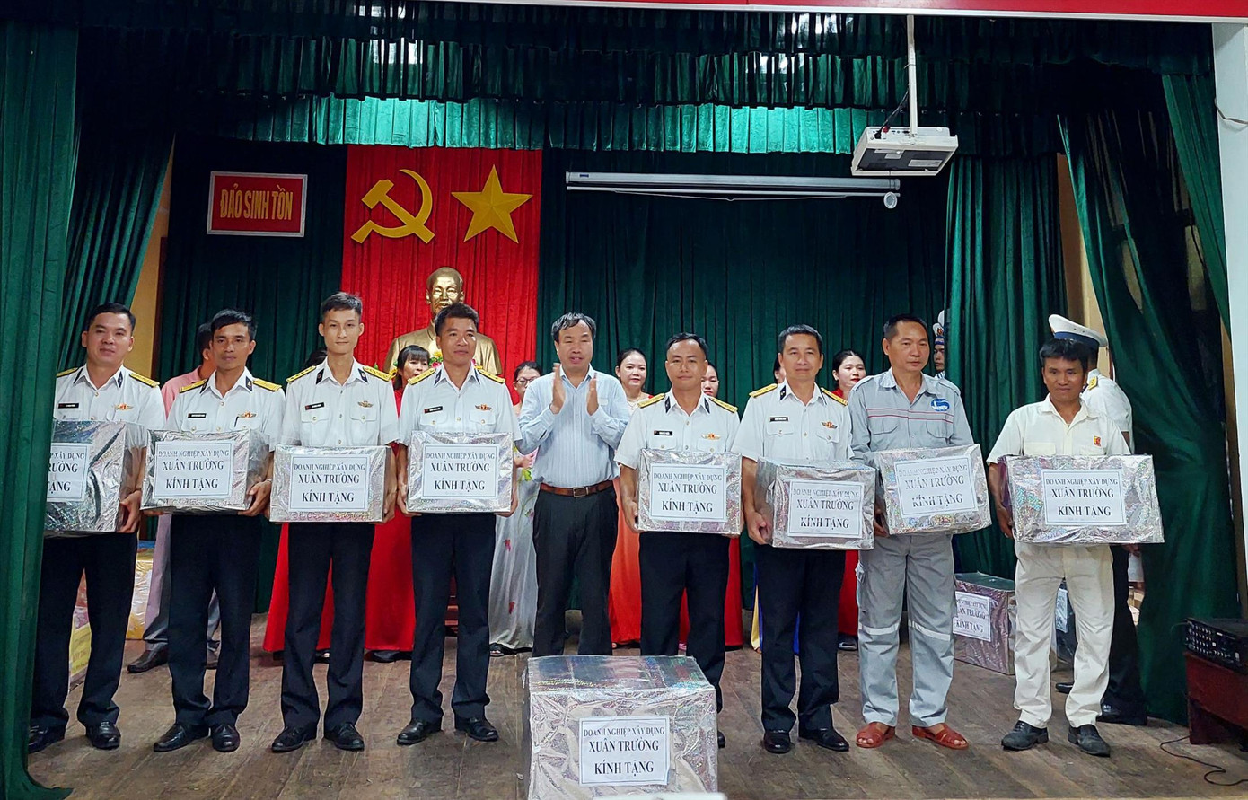 Ông Nguyễn Văn Trường tặng quà quân và dân đảo Sinh Tồn. Ảnh: Trần Tuấn Ông Nguyễn Văn Trường tặng quà quân và dân đảo Sinh Tồn. Ảnh: Trần Tuấn