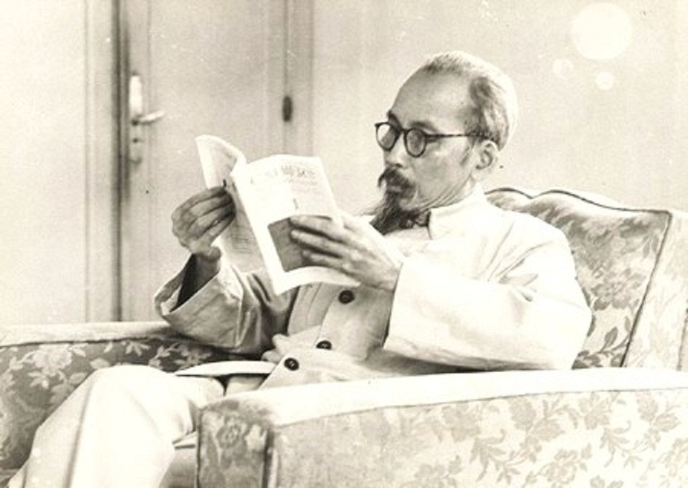 Chủ tịch Hồ Chí Minh thường xuyên đọc sách để nâng cao kiến thức, lý luận cách mạng Ảnh: tư liệu lịch sử Chủ tịch Hồ Chí Minh thường xuyên đọc sách để nâng cao kiến thức, lý luận cách mạng Ảnh: tư liệu lịch sử