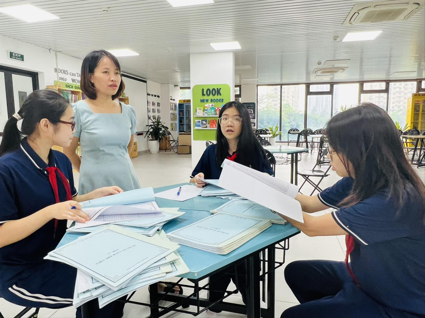 Giờ lên lớp của giáo viên trung học cơ sở Giờ lên lớp của giáo viên trung học cơ sở