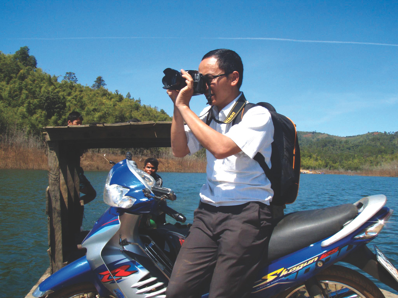 Phóng viên Công Hoan lên thuyền chạy lũ thủy điện cùng người dân Đắk Plao Ảnh: V.T Phóng viên Công Hoan lên thuyền chạy lũ thủy điện cùng người dân Đắk Plao Ảnh: V.T