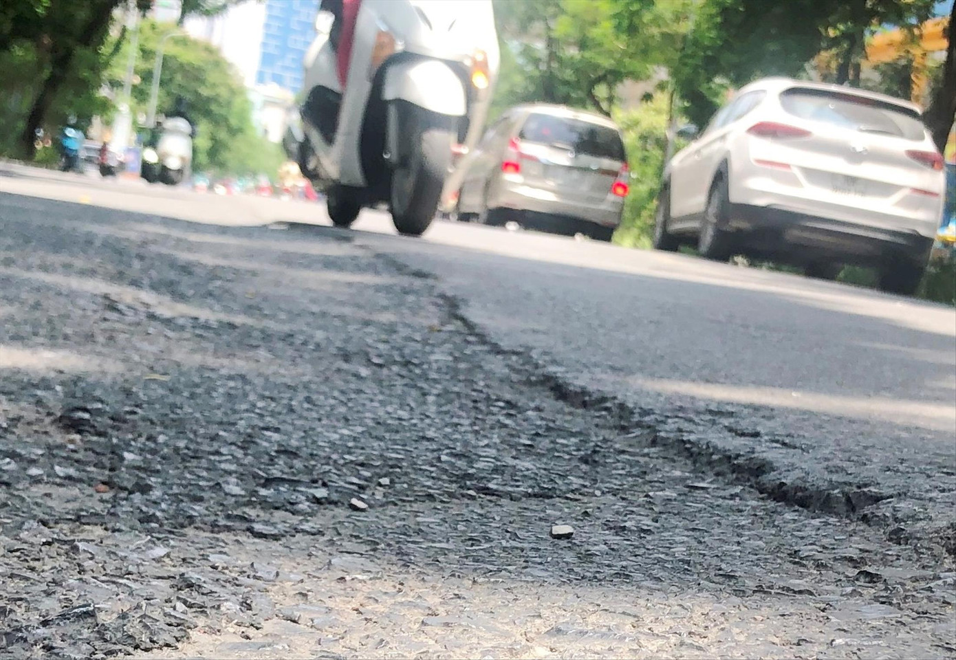 Mặt đường Thái Hà nham nhở sau dự án hạ ngầm điện của đại diện EVN