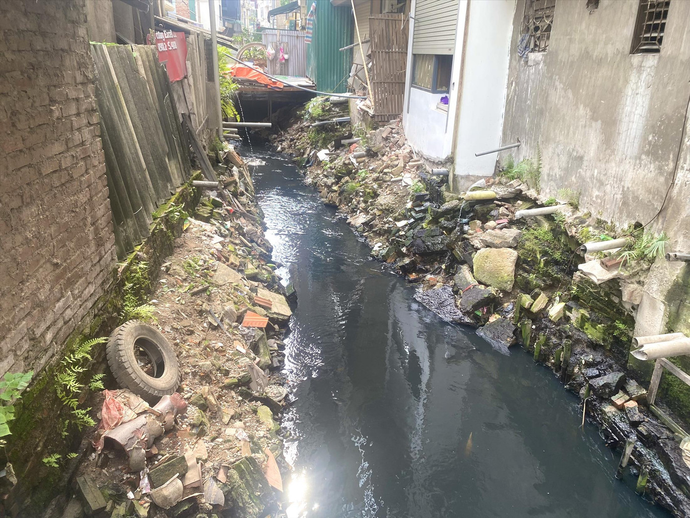 Những vị trí cống lộ thiên gây ô nhiễm không khí trầm trọng tại ngõ 167 Thụy Khuê (Tây Hồ, Hà Nội)