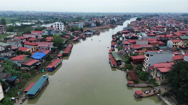 Người dân thôn Nguyệt Đức sống dưới lòng sông Cầu