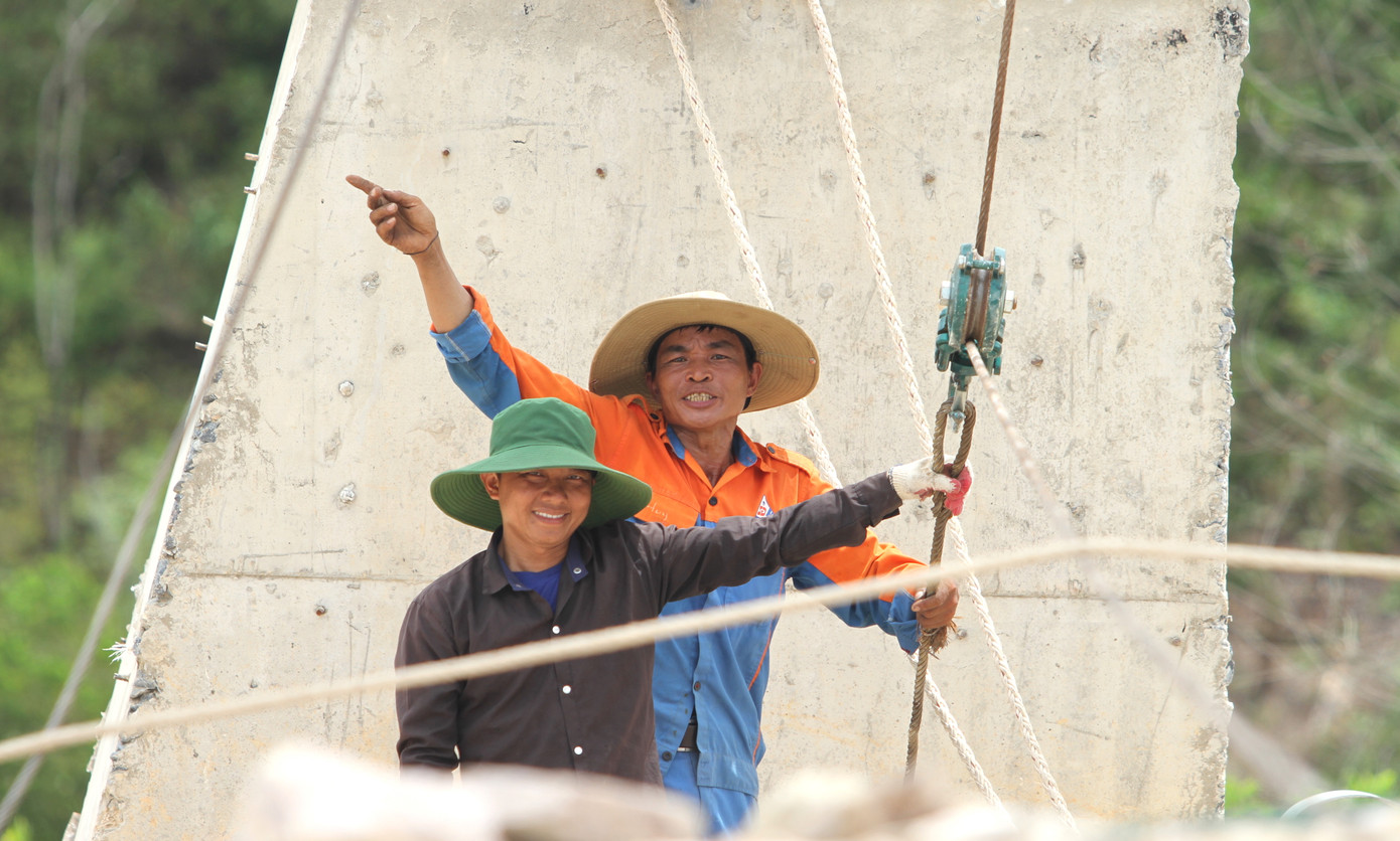 Dù vất vả nhưng những công nhân vẫn giữ tinh thần tốt để đưa công trình về đích sớm, trước ngày 2/9.