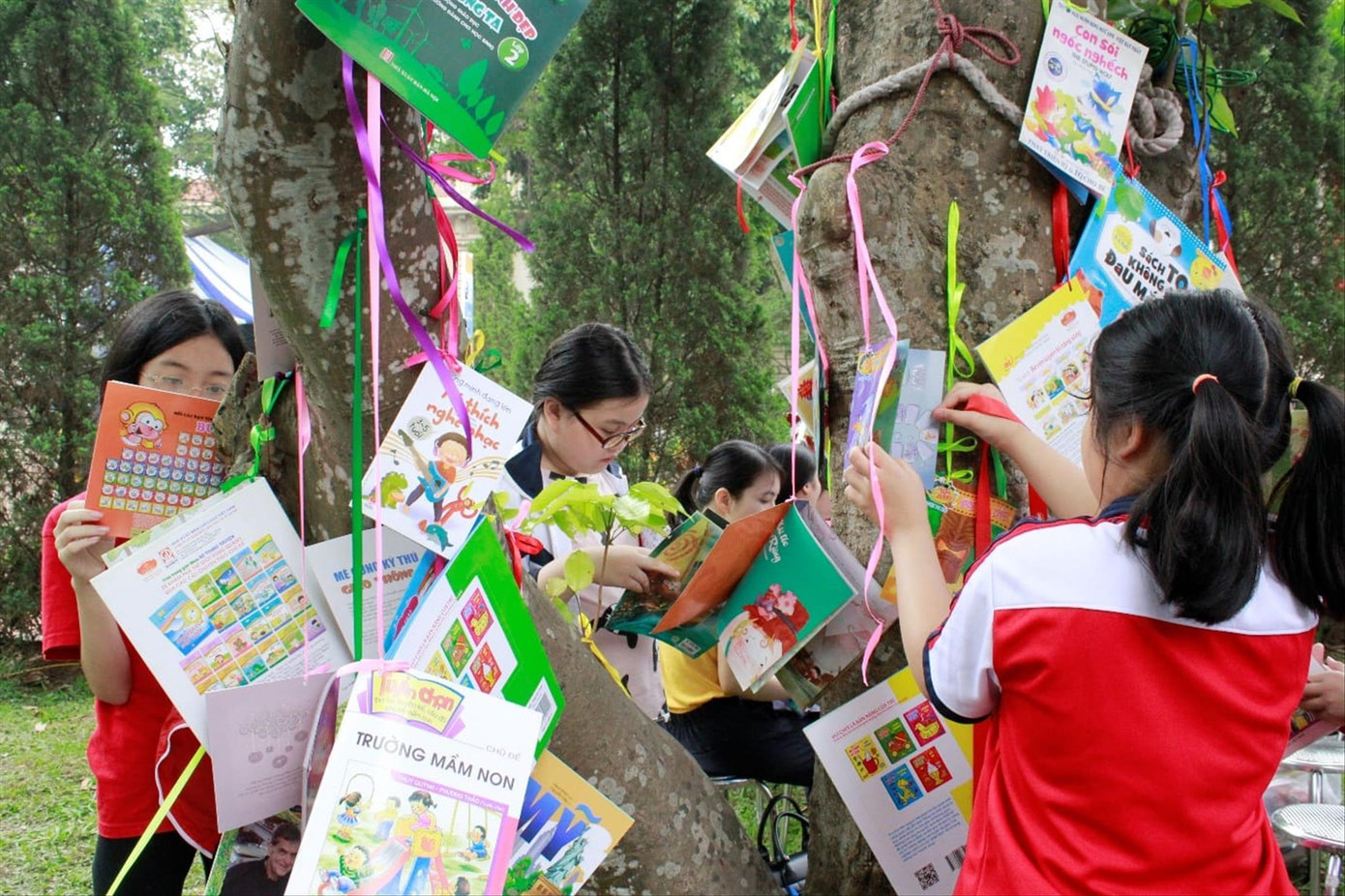 Độc giả nhỏ tuổi hào hứng tham gia các hoạt động chào mừng Ngày Sách và Văn hóa đọc 2023 Độc giả nhỏ tuổi hào hứng tham gia các hoạt động chào mừng Ngày Sách và Văn hóa đọc 2023