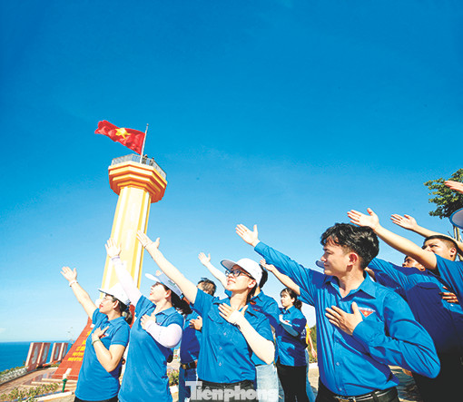 Thế hệ trẻ hôm nay luôn trân trọng, thấm giá trị của hòa bình và quyết tâm xây dựng đất nước phồn vinh, hạnh phúc. Ảnh: Hồng Vĩnh