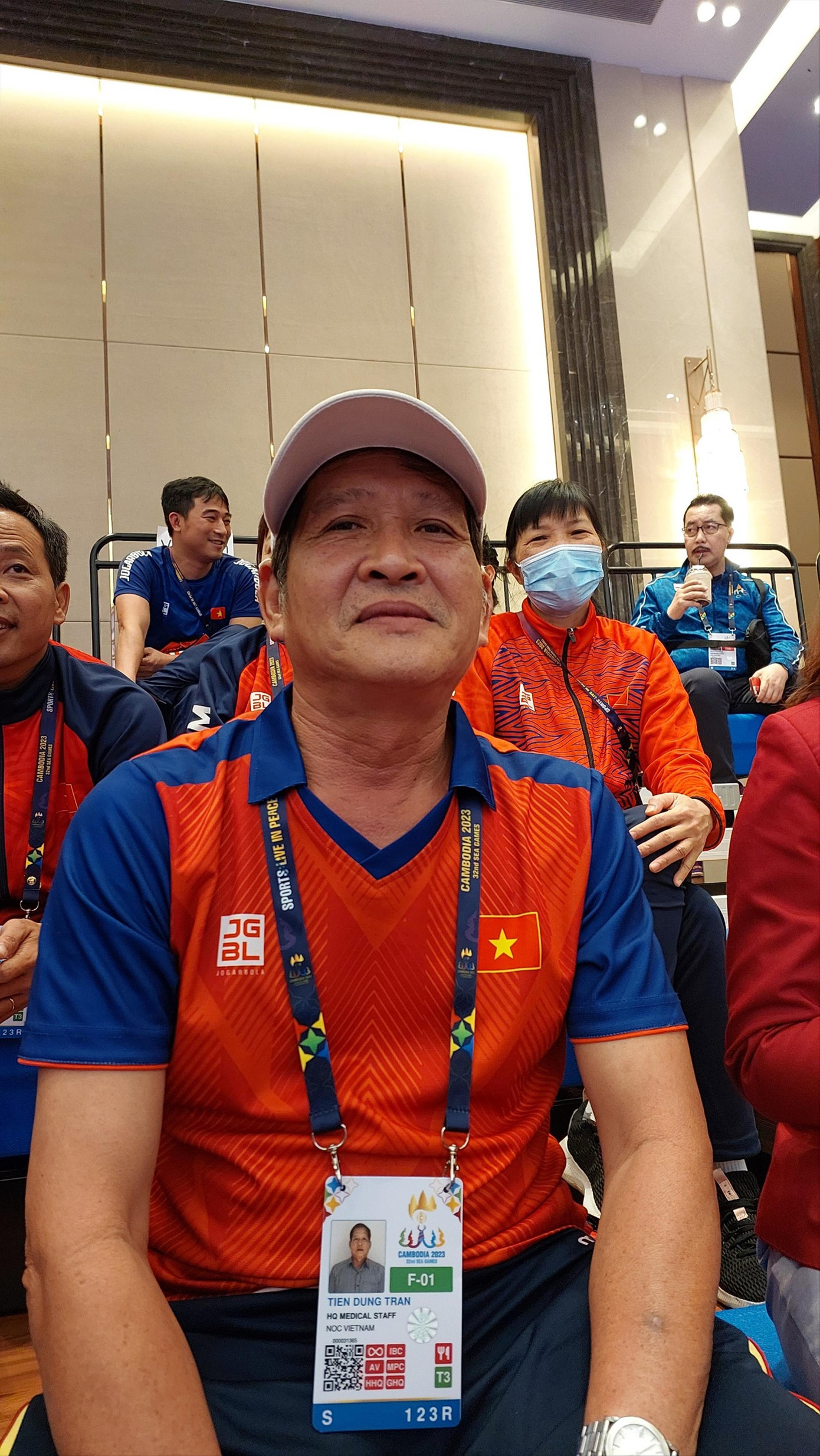 Chú Trần Tiến Dũng trên khán đài môn vật và chiếc bánh sinh nhật tuổi 61. Ảnh: Thanh Hải