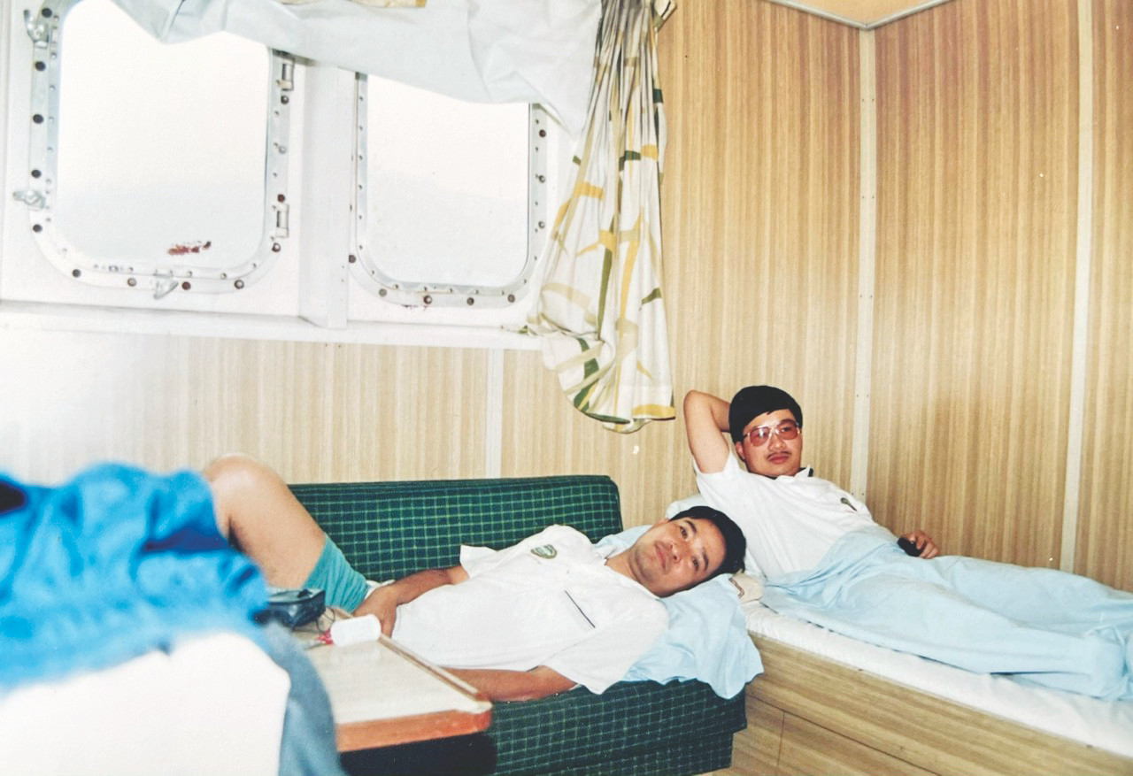 Hai “thuỷ thủ” trong phòng ngủ trên tàu Mê Linh