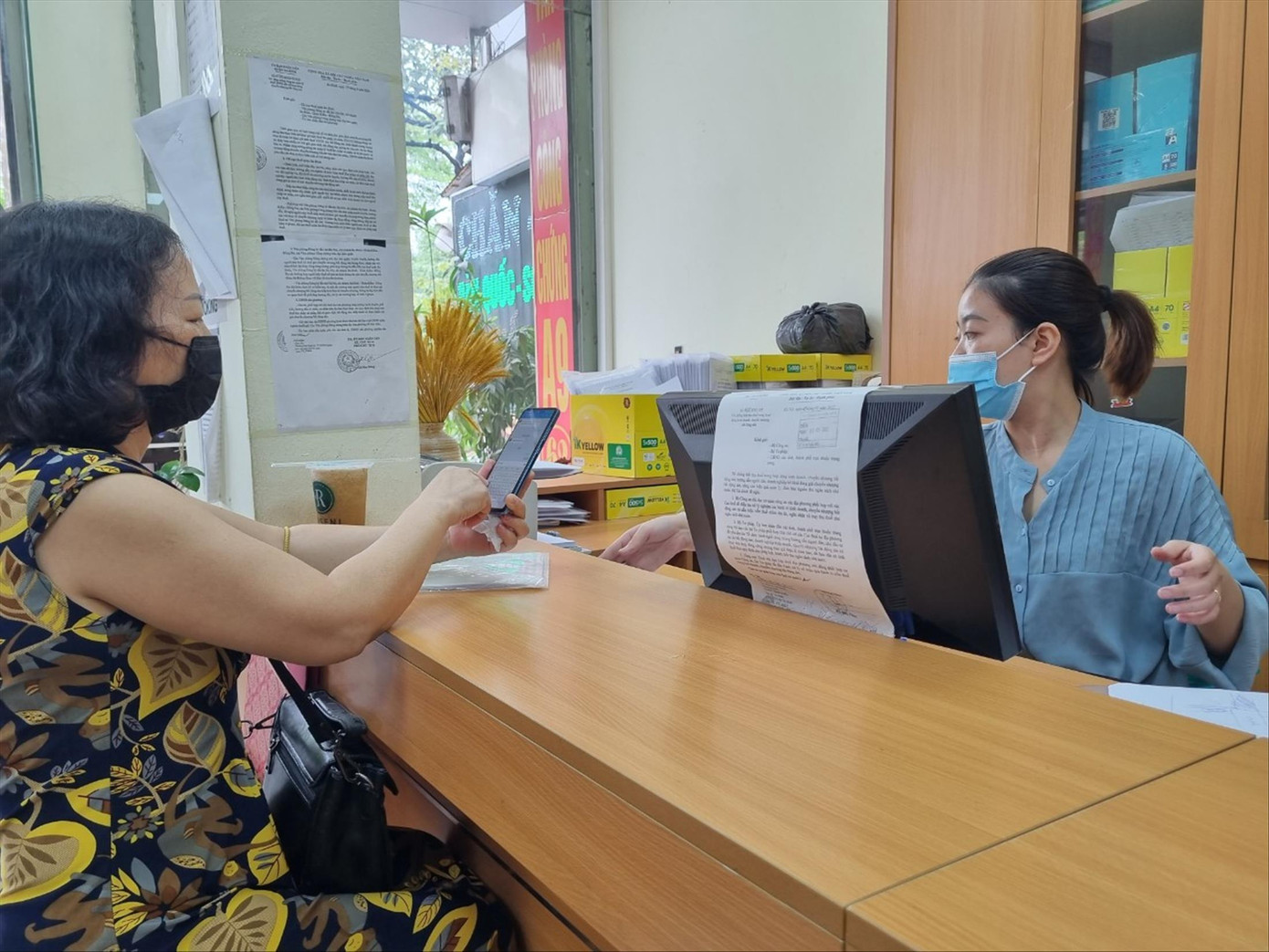 Người dân làm thủ tục công chứng hợp đồng chuyển nhượng BĐS tại văn phòng công chứng Ảnh: Ngọc Mai