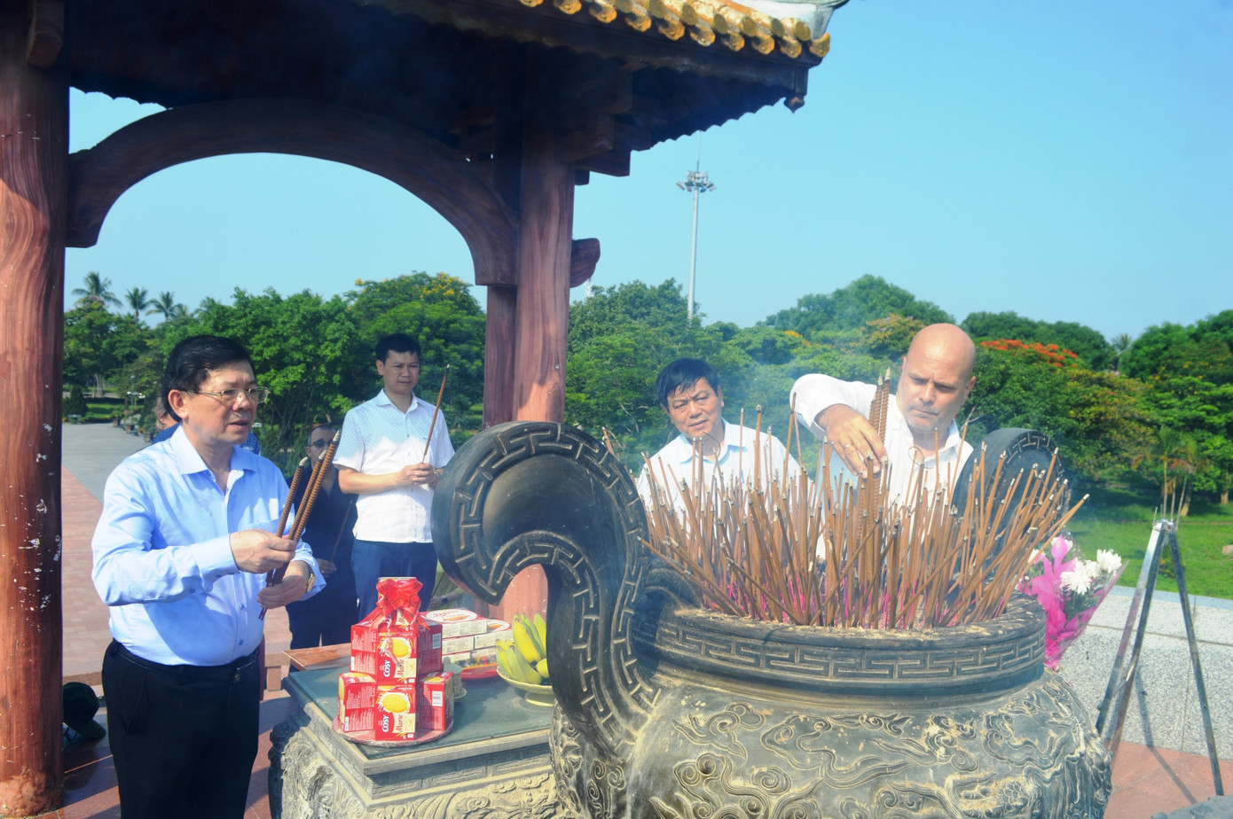 Chủ tịch Ủy ban Bảo vệ Cách mạng Cuba Gerardo Hernandez Nordelo (ngoài cùng, bên phải) thắp hương tại Đài tưởng niệm Khu di tích quốc gia đặc biệt Thành Cổ Quảng Trị ngày 19/5/2023