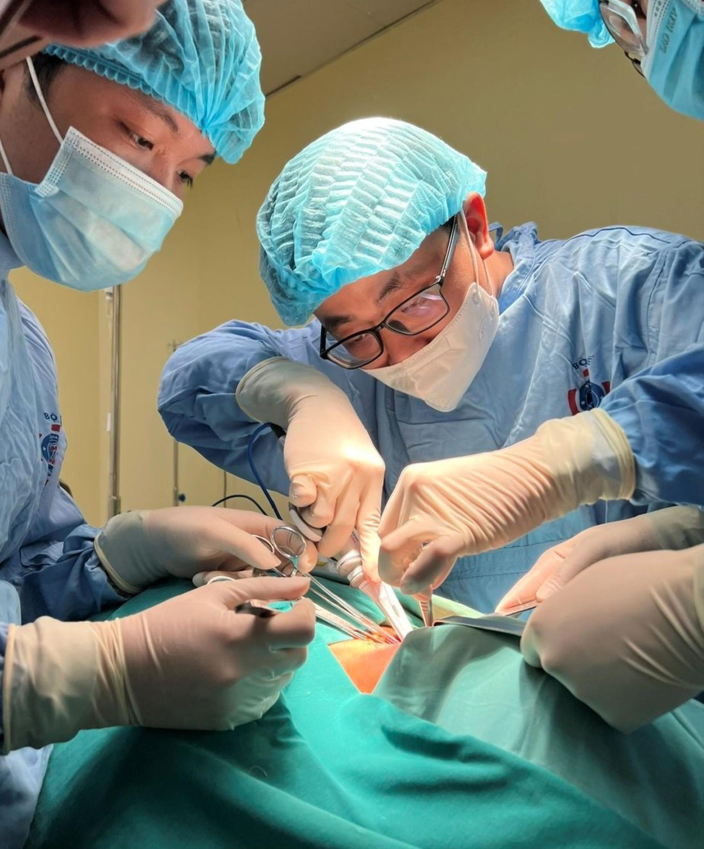 Bác sĩ Duy phẫu thuật cho bệnh nhân ung thư