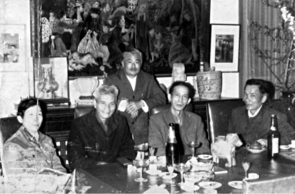 Nhà sưu tập Đức Minh (đứng) cùng các họa sĩ Nguyễn Tư Nghiêm, Bùi Xuân Phái, Dương Bích Liên, nhà sưu tập Nguyễn Bá Đạm tại nhà riêng, năm 1974 Nhà sưu tập Đức Minh (đứng) cùng các họa sĩ Nguyễn Tư Nghiêm, Bùi Xuân Phái, Dương Bích Liên, nhà sưu tập Nguyễn Bá Đạm tại nhà riêng, năm 1974