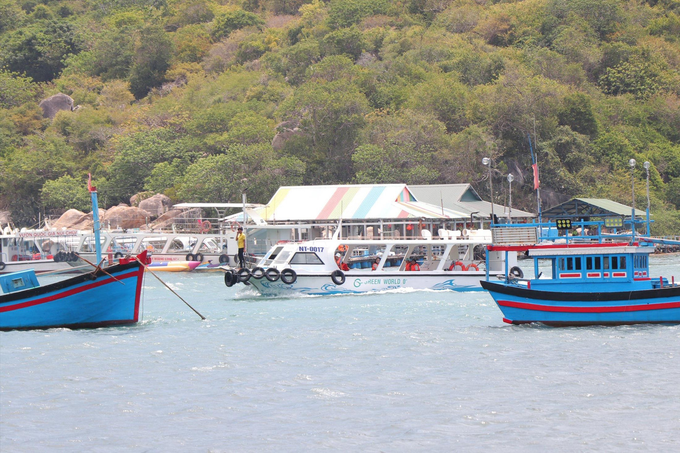 Nhiều nhà hàng nổi được xây dựng trái phép trên vịnh Vĩnh Hy. Ảnh: L.H Nhiều nhà hàng nổi được xây dựng trái phép trên vịnh Vĩnh Hy. Ảnh: L.H