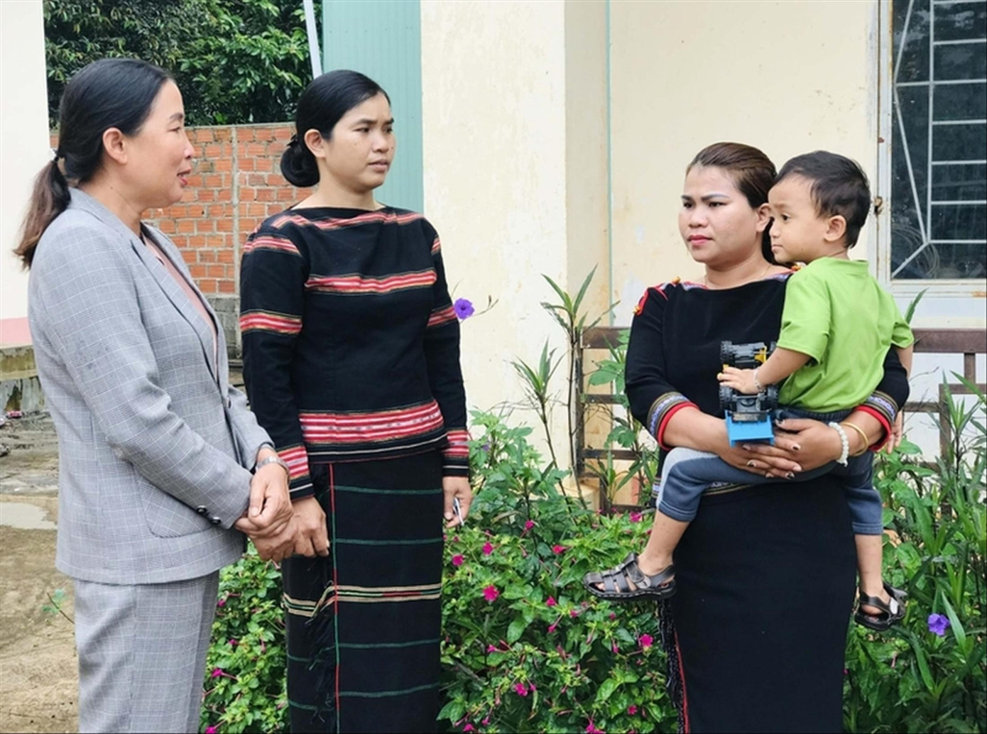 Cán bộ Hội Phụ nữ xã Chư Á (TP.Pleiku) tuyên truyền về nạn tảo hôn và hôn nhân cận huyết thống. Cán bộ Hội Phụ nữ xã Chư Á (TP.Pleiku) tuyên truyền về nạn tảo hôn và hôn nhân cận huyết thống.