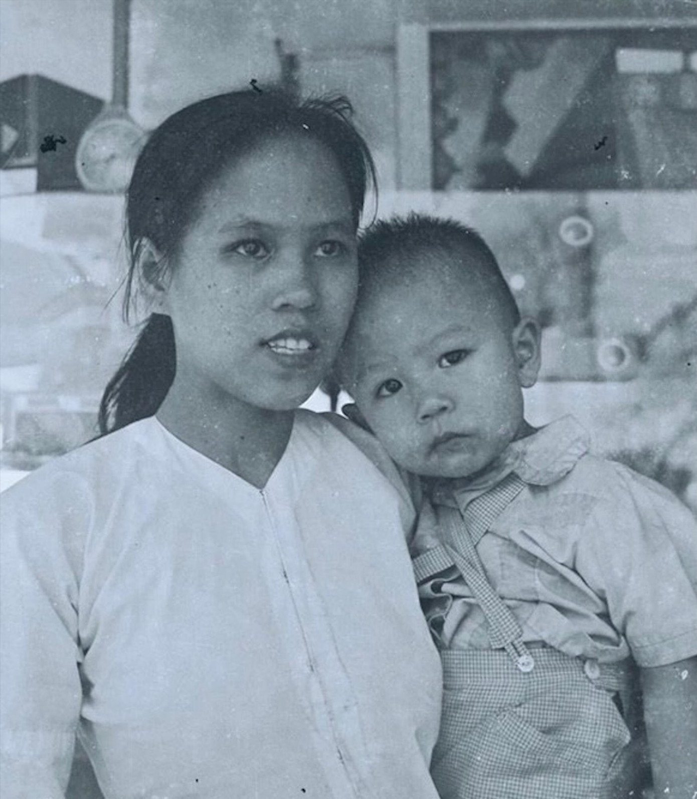 Bà Đặng Thị Thiệp và người con trai đầu Trần Vũ Đông. Ảnh: GĐCC.