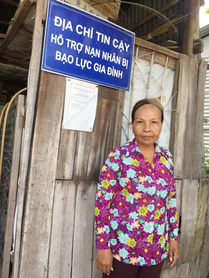 Một cán bộ phụ nữ ở ấp Tân Hiệp, xã Tân Lợi, huyện Tịnh Biên, An Giang đã dành một phần diện tích trong nhà làm địa chỉ tạm lánh cho những phụ nữ bị bạo lực trên địa bàn Một cán bộ phụ nữ ở ấp Tân Hiệp, xã Tân Lợi, huyện Tịnh Biên, An Giang đã dành một phần diện tích trong nhà làm địa chỉ tạm lánh cho những phụ nữ bị bạo lực trên địa bàn