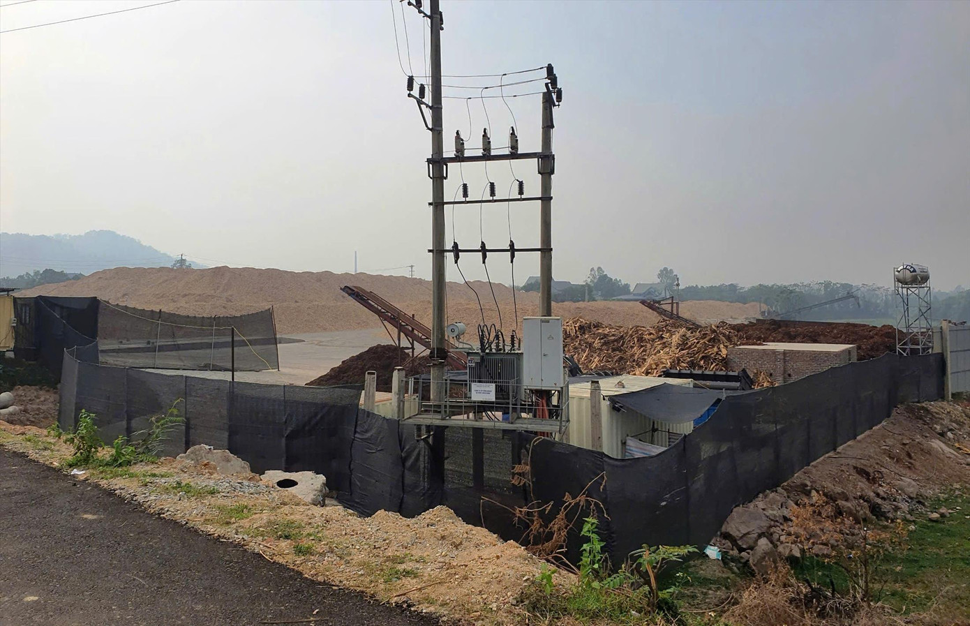 Bãi gỗ không phép khác hoạt động tại phường Trung Thành, thành phố Phổ Yên. Bãi gỗ không phép khác hoạt động tại phường Trung Thành, thành phố Phổ Yên.