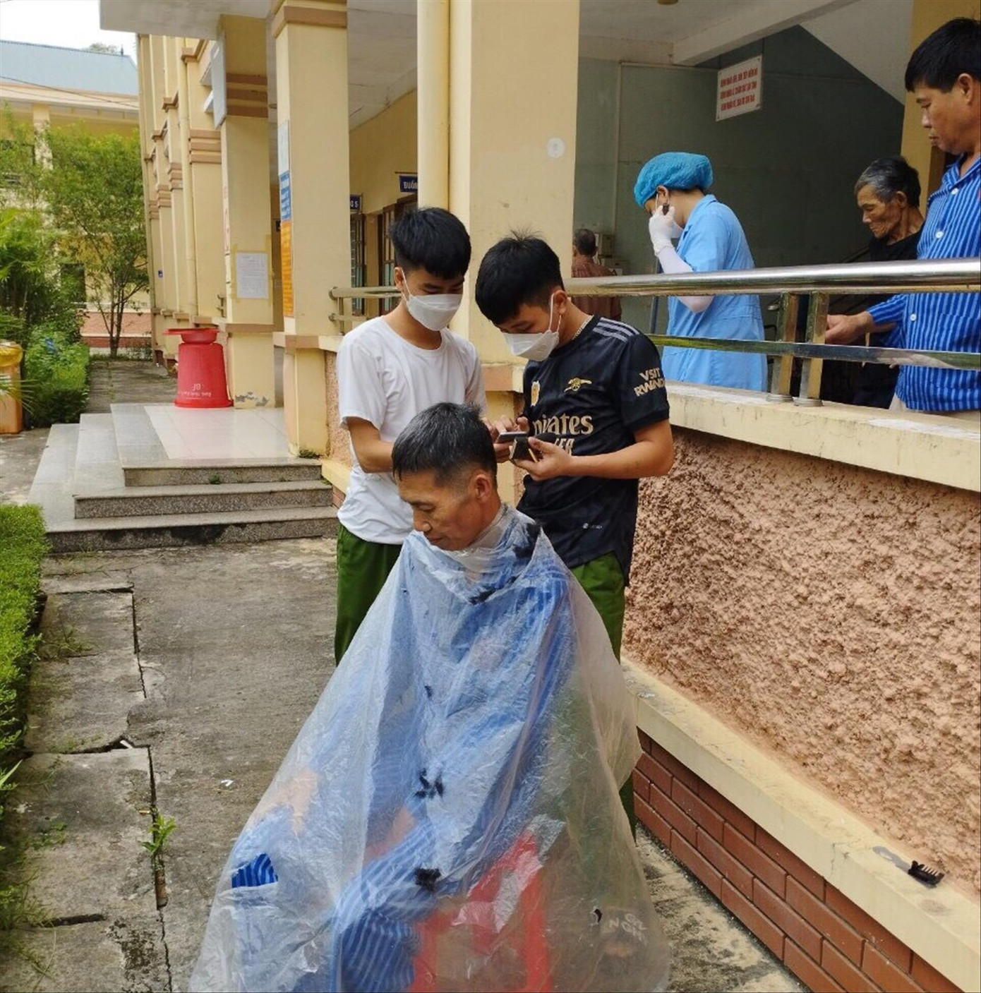 Hàng ngày, 2 chiến sỹ Hưng và Huyên cắt tóc miễn phí cho các bệnh nhân Ảnh: Duy Chiến Hàng ngày, 2 chiến sỹ Hưng và Huyên cắt tóc miễn phí cho các bệnh nhân Ảnh: Duy Chiến